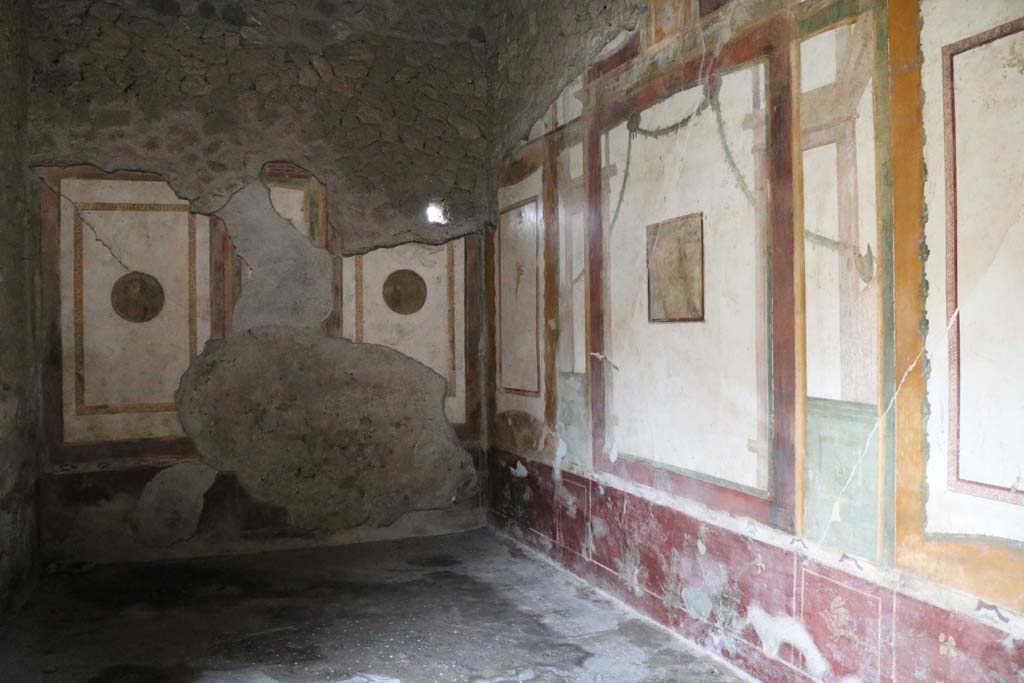II.3.3 Pompeii. December 2018.
Room 4, looking towards east wall, south-east corner, and south wall of cubiculum. Photo courtesy of Aude Durand.