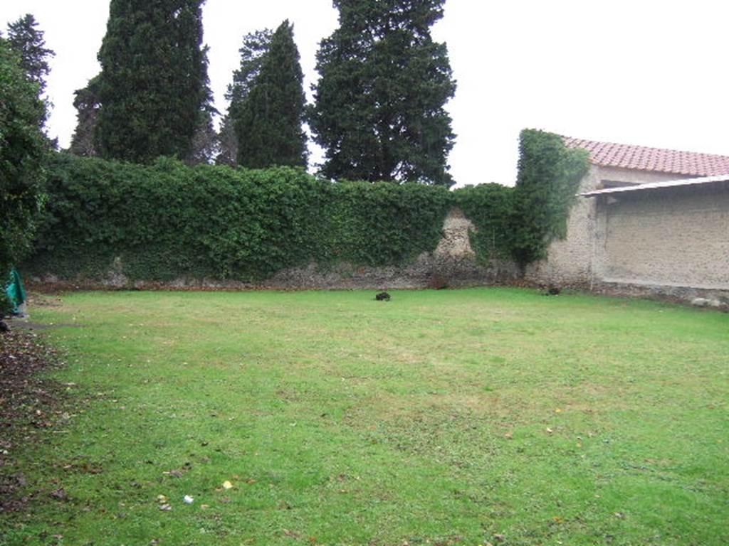 II.3.6 Pompeii. December 2005. Looking west across garden.