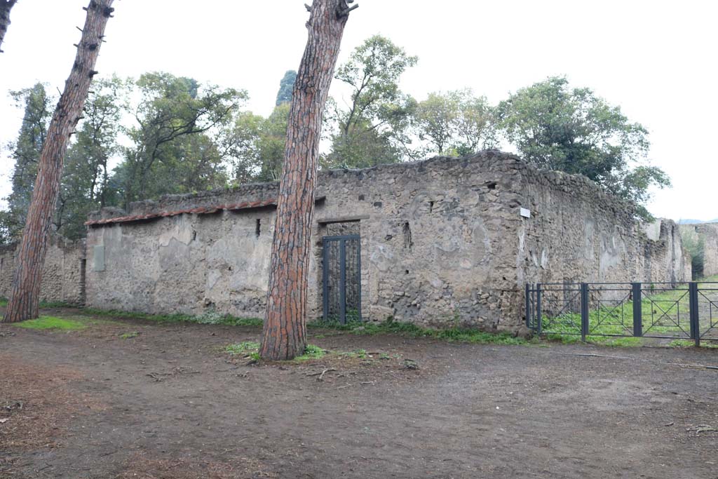 II.3.9, on left, and II.3.8, in centre, Pompeii. December 2018.
Entrance doorways on north side of Via di Castricio. Photo courtesy of Aude Durand.