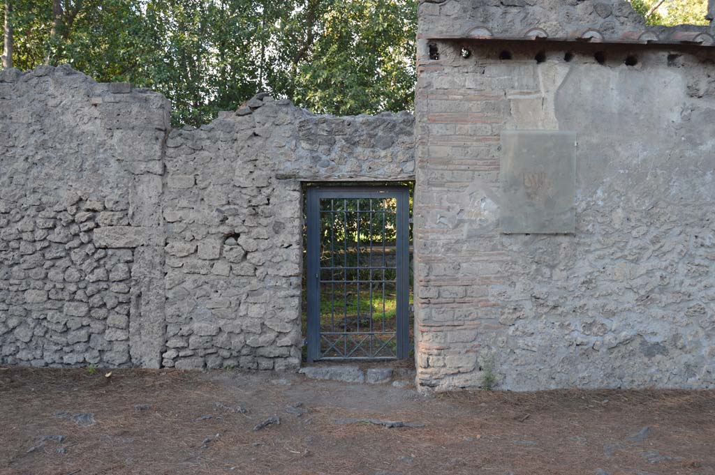 II.3.9 Pompeii. October 2017. Looking towards entrance doorway on north side of Via di Castricio.
Foto Taylor Lauritsen, ERC Grant 681269 DÉCOR.