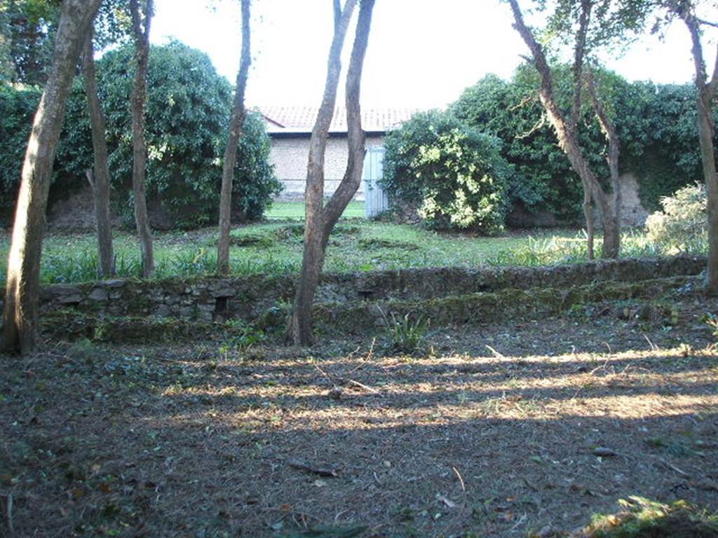 II.3.9 Pompeii. December 2004. Course of Sarno Canal, in foreground, Triclinium at rear.