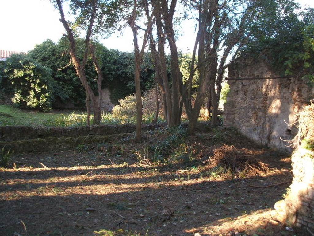 II.3.9 Pompeii. December 2004. Looking east to wall of II.3.8.