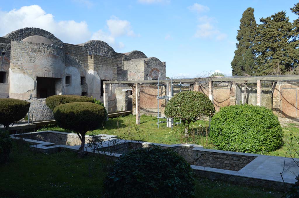 II.4.6 Pompeii. March 2019.
Looking north-east from west portico across garden towards baths’ area, with large window from caldarium, on left.
Foto Taylor Lauritsen, ERC Grant 681269 DÉCOR.