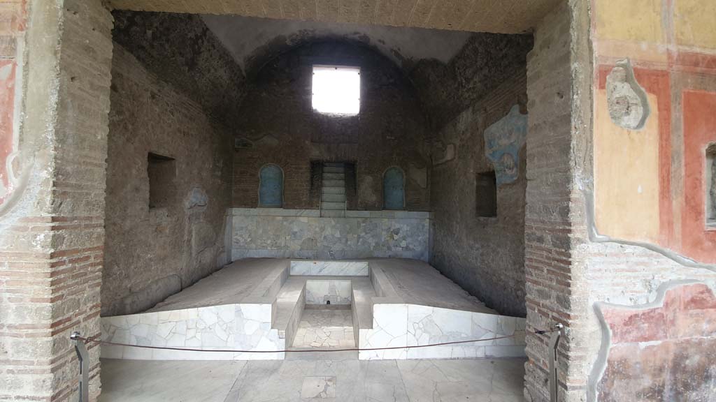 II.4.6. Pompeii. August 2021. Looking west from portico into summer triclinium.
Foto Annette Haug, ERC Grant 681269 DÉCOR.