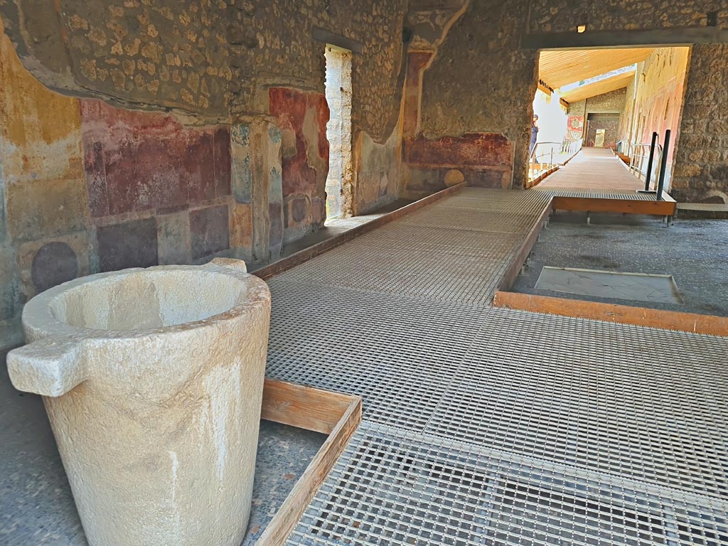 II.4.3 Pompeii. March 2024.
Looking through entrance doorway, across atrium towards west portico. Photo courtesy of Giuseppe Ciaramella.