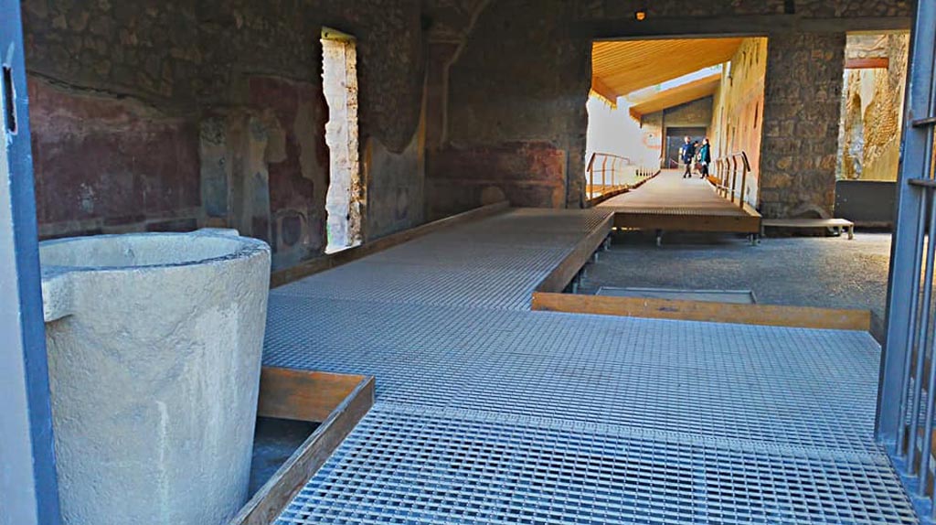 II.4.3 Pompeii. 2017/2018/2019.
Looking through entrance doorway, across atrium towards west portico. Photo courtesy of Giuseppe Ciaramella.