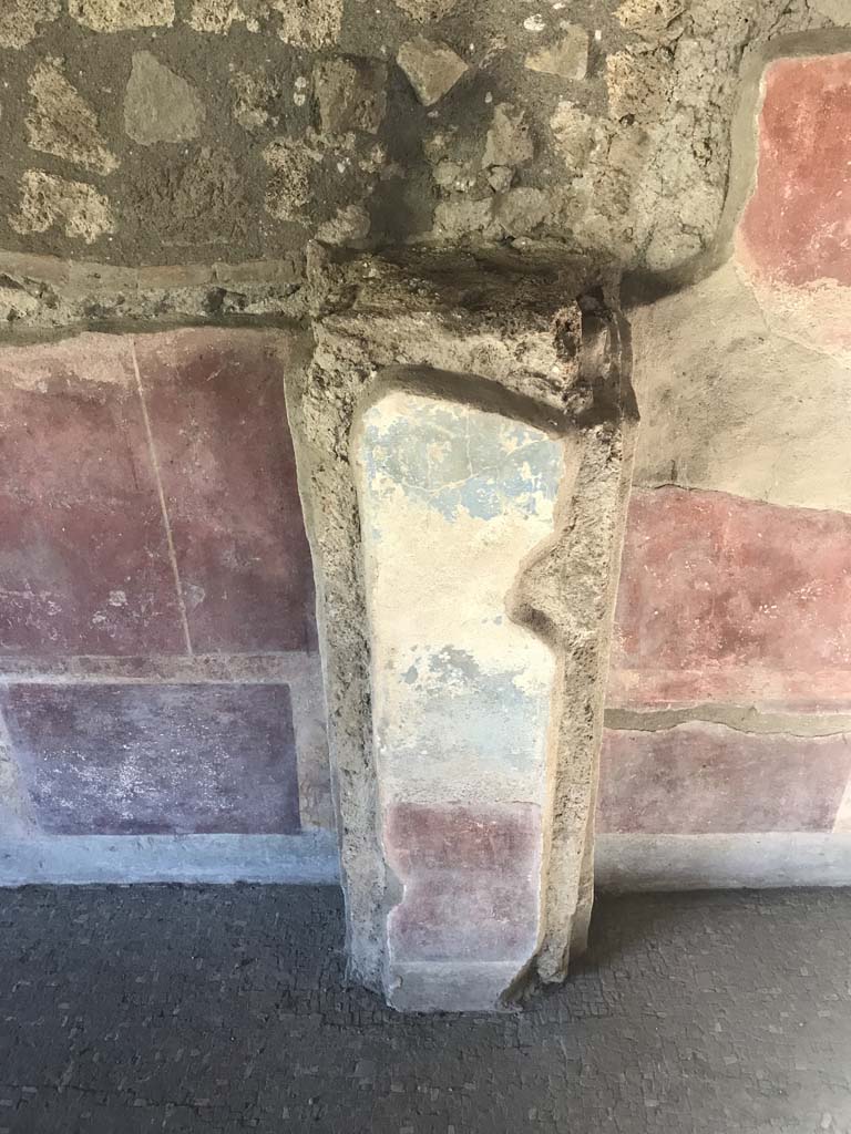 II.4.3 Pompeii. April 2019. Detail of painted decoration on pilaster in east wall of atrium.
Photo courtesy of Rick Bauer.