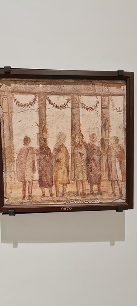 II.4.3 Pompeii. April 2023.
Paintings of the Forum frieze, on display in “Campania Romana” gallery in Naples Archaeological Museum.
Above (inv. 9070) – Sei uomini davanti a colonnata e statue. (Six men in front of a colonnade and statues).
Photo courtesy of Giuseppe Ciaramella.