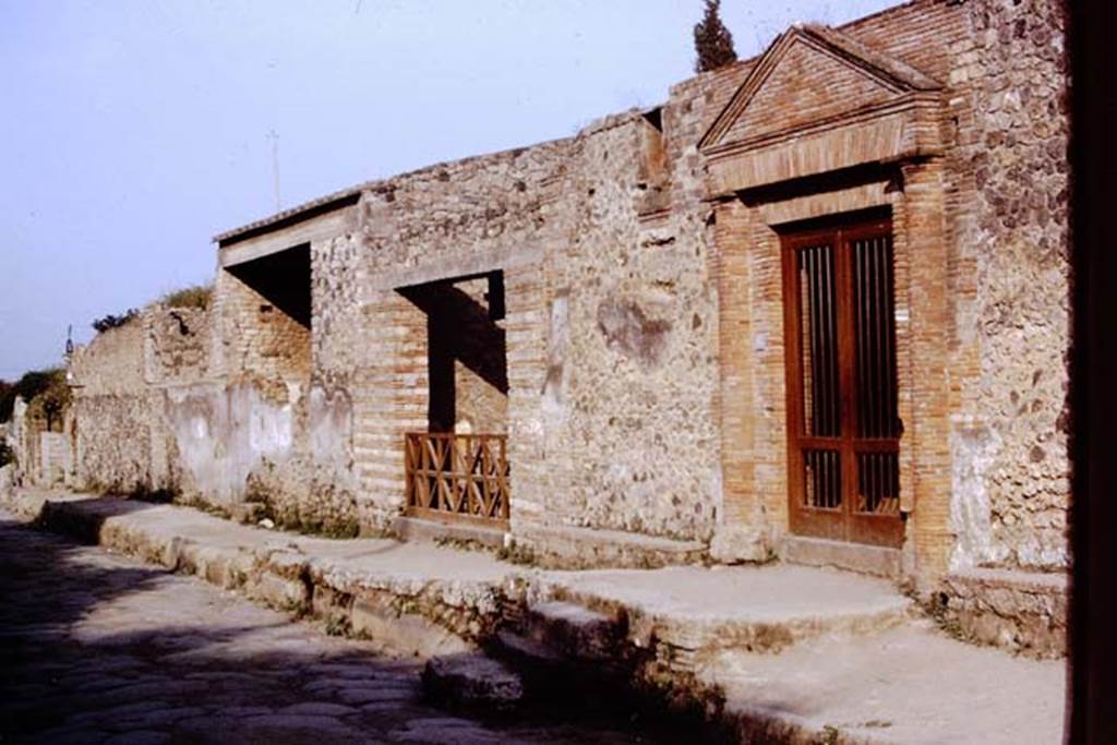 II.4.6 Pompeii. 1972. Looking east towards entrance doorway, on right. Photo by Stanley A. Jashemski.
Source: The Wilhelmina and Stanley A. Jashemski archive in the University of Maryland Library, Special Collections (See collection page) and made available under the Creative Commons Attribution-Non Commercial License v.4. See Licence and use details. J72f0512