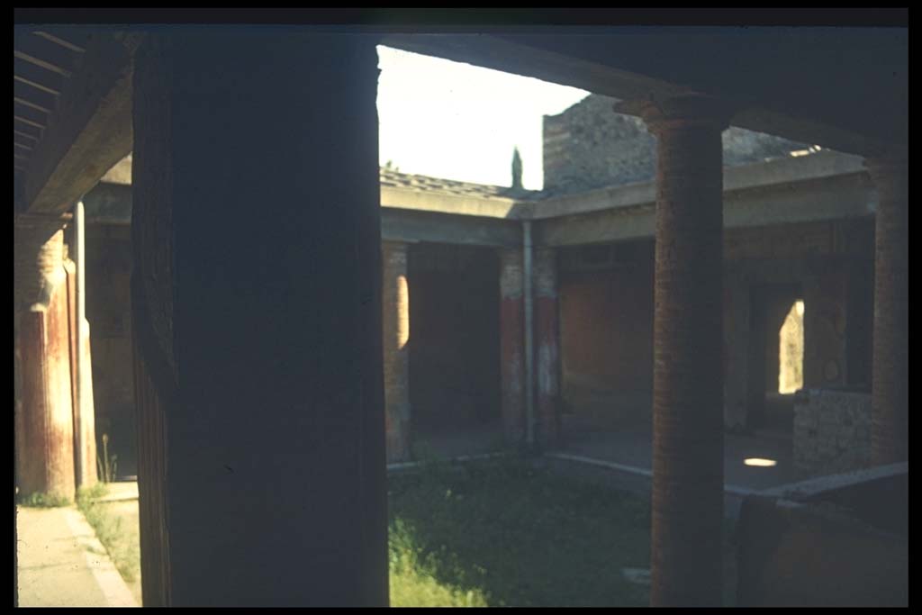 II.4.6 Pompeii. View looking east across the portico.
Photographed 1970-79 by Günther Einhorn, picture courtesy of his son Ralf Einhorn.
