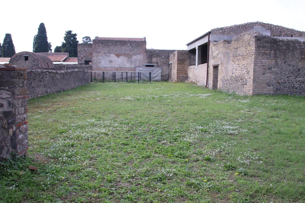 II.4.6 Pompeii. October 2022.
Looking west across garden area towards swimming pool, with 11.4.7, on right. Photo courtesy of Klaus Heese.