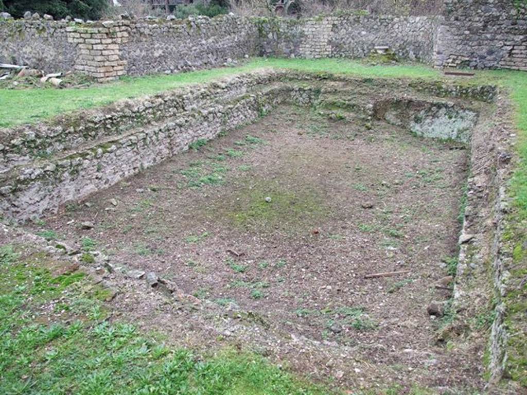 II.4.6 Pompeii. December 2006. Swimming pool. According to Jashemski, the garden area had an outdoor swimming pool (8.50 x 4.50m: 1.50m deep).
Steps led into the pool on both the north and south sides. See Jashemski, W. F., 1993. The Gardens of Pompeii, Volume II: Appendices. New York: Caratzas. (p.88 & Fig 100)