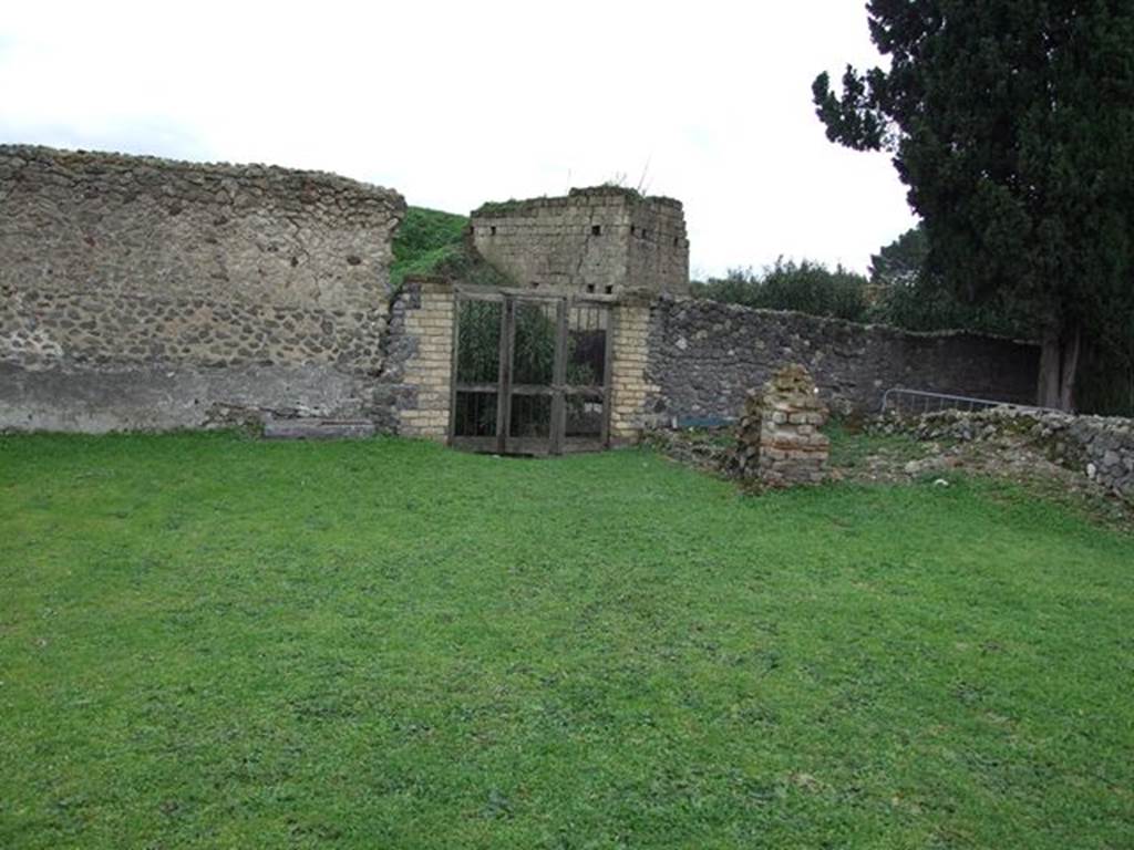 II.4.6 Pompeii. December 2006. Garden, looking east towards II.4.8 entrance