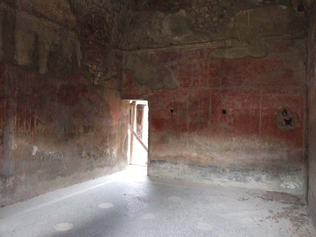 II.4.6 Pompeii. December 2006. Frigidarium/apodyterium marble floor and north wall decorations.
The zoccolo was painted black and divided into side panels and a central panel with painted plants.
The middle and upper zone were painted red.