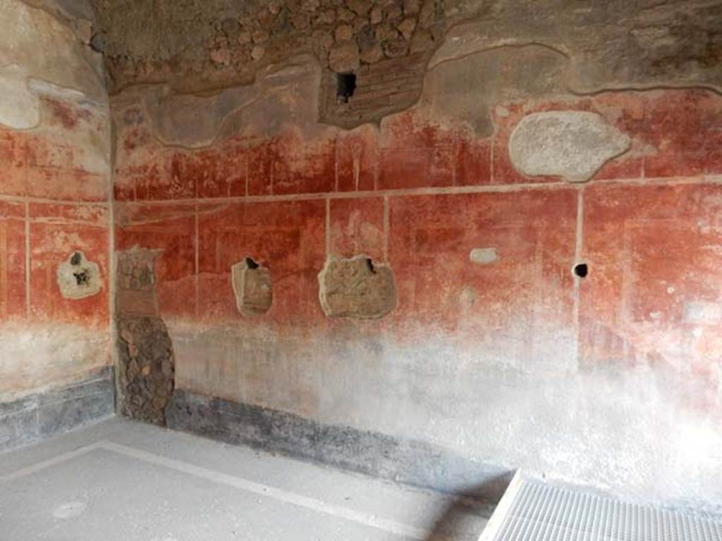 II.4.6 Pompeii. May 2017. Frigidarium/apodyterium, looking towards east wall.
Photo courtesy of Buzz Ferebee.
