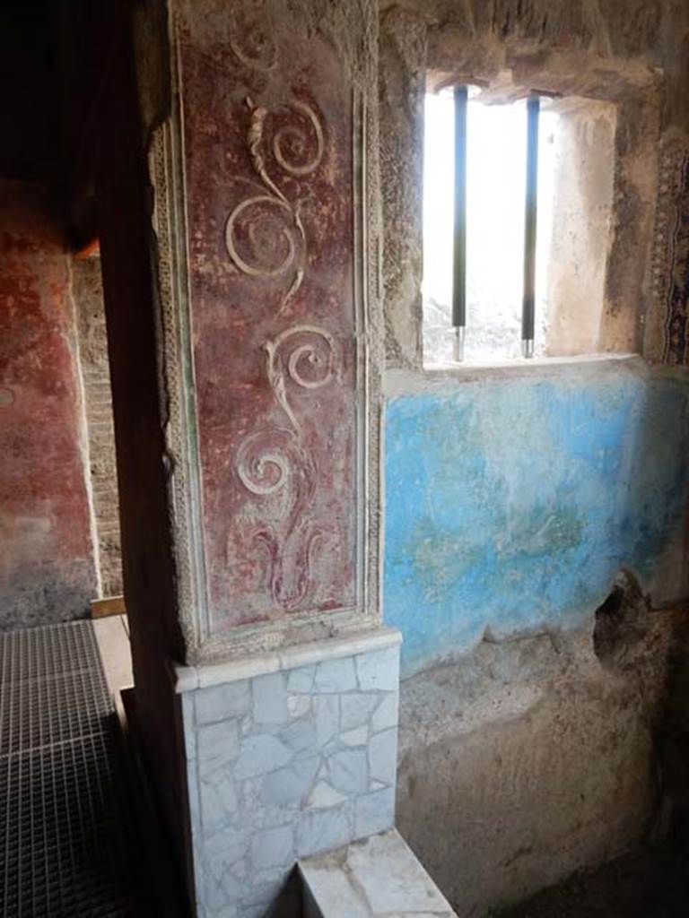 II.4.6 Pompeii. May 2017. Frigidarium/apodyterium, detail of east side. Photo courtesy of Buzz Ferebee.