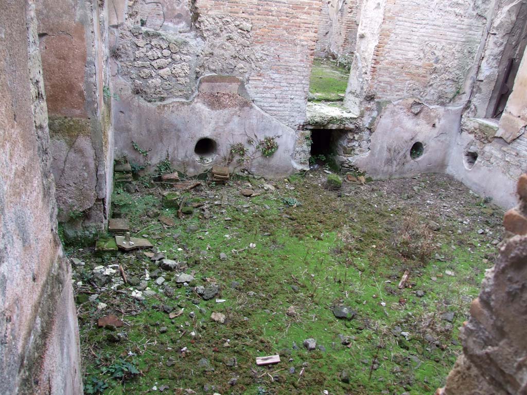 II.4.6 Pompeii. December 2006.
Tepidarium, looking towards west wall, with doorway to caldarium, centre right, and to laconicum in north wall, on extreme right.