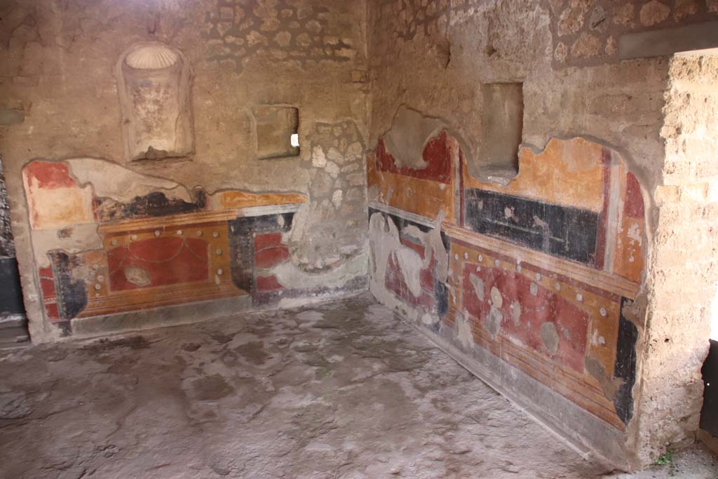 II.4.6 Pompeii. September 2019. Room on north side of summer triclinium.
Looking towards west wall, north-west corner and niche and doorway in north wall.
Photo courtesy of Klaus Heese.