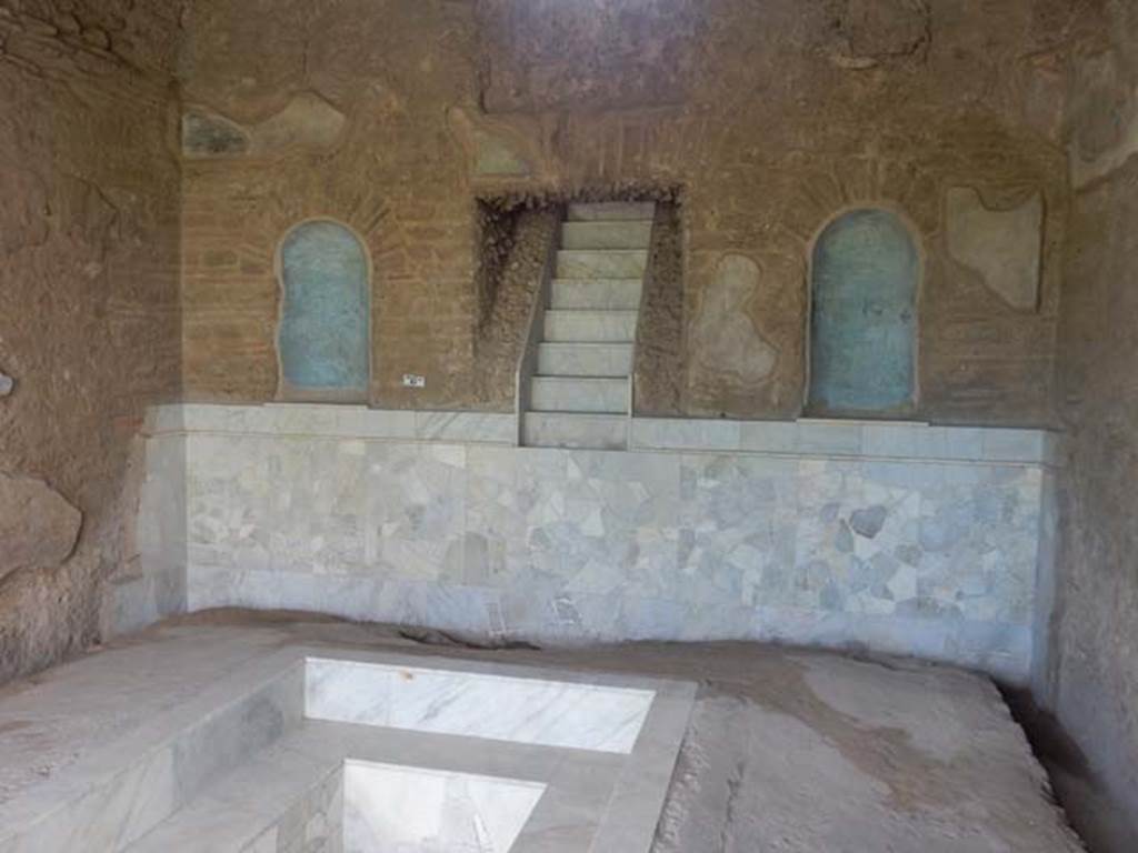 II.4.6 Pompeii. May 2016. West wall, niches and remains of painted decoration. Photo courtesy of Buzz Ferebee.