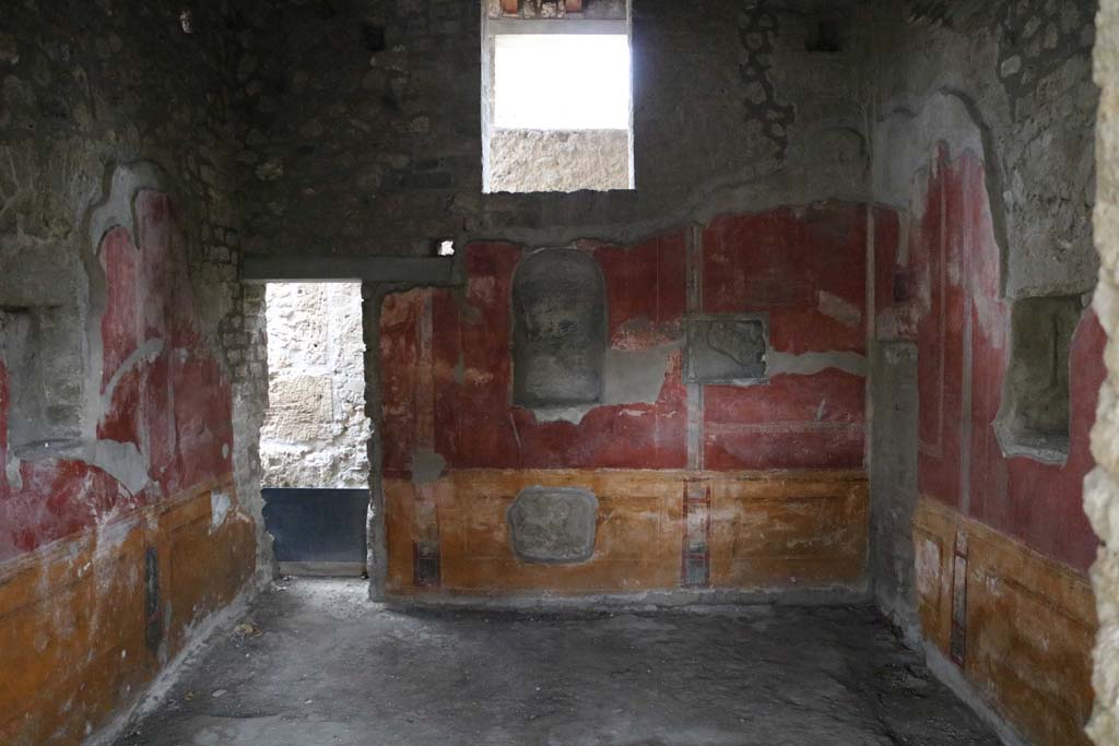 II.4.6 Pompeii. December 2018.
Looking west from entrance doorway in room at south end of west portico. Photo courtesy of Aude Durand.