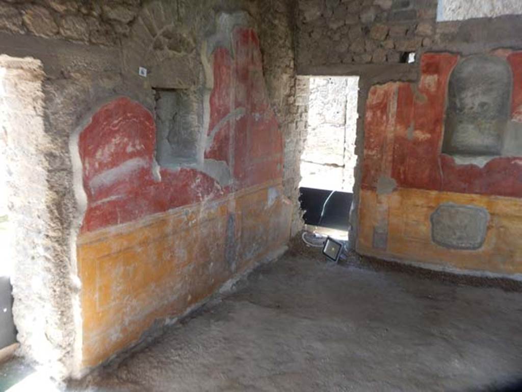 II.4.6 Pompeii. May 2016. Looking towards south wall and south-west corner of room at south end of west portico. Photo courtesy of Buzz Ferebee.