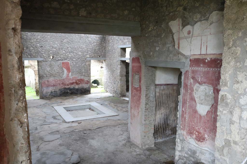 II.4.6 Pompeii. December 2018.
Looking south into atrium of II.4.10, from top of steps at south end of portico. Photo courtesy of Aude Durand.