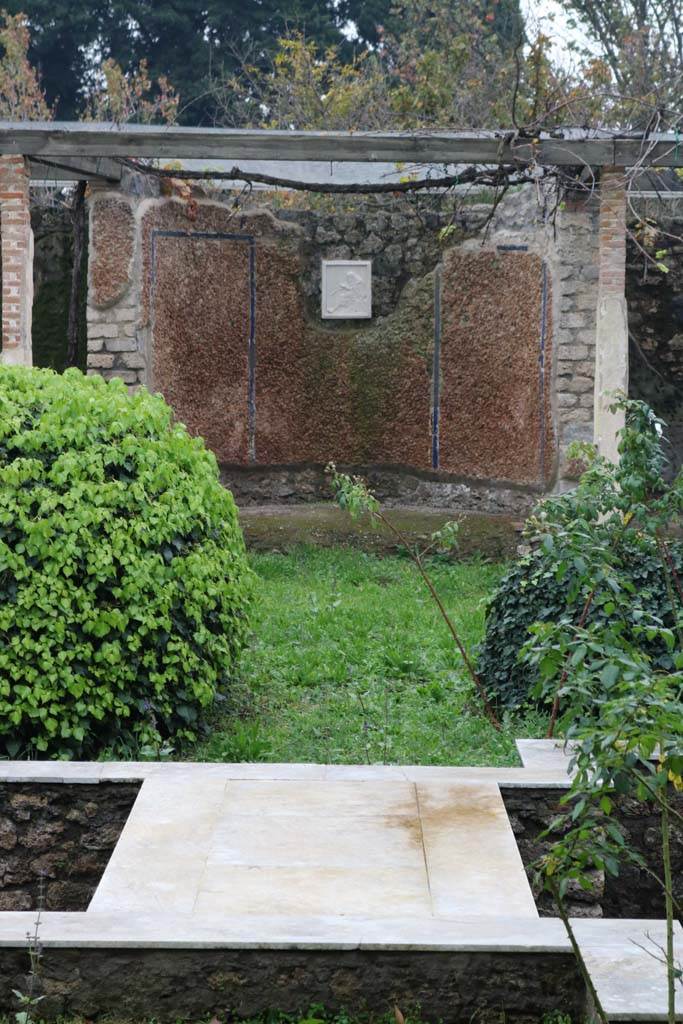 II.4.6 Pompeii. December 2018.
Looking east towards alcove with reproduction plaque. Photo courtesy of Aude Durand.