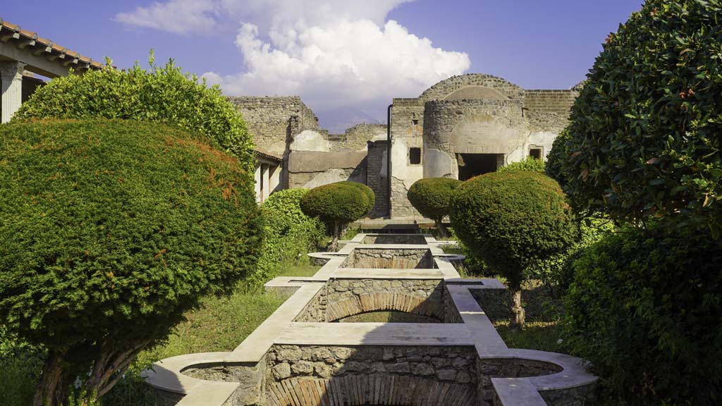 II.4.6 Pompeii. August 2021. Looking north along pool in garden area. Photo courtesy of Robert Hanson