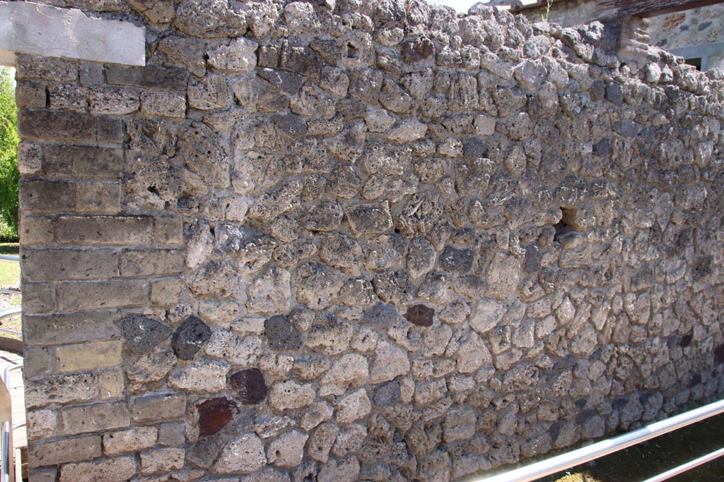 II.4.6 Pompeii. May 2024. South wall on west side of doorway into garden, leading to II.4.9. Photo courtesy of Klaus Heese.