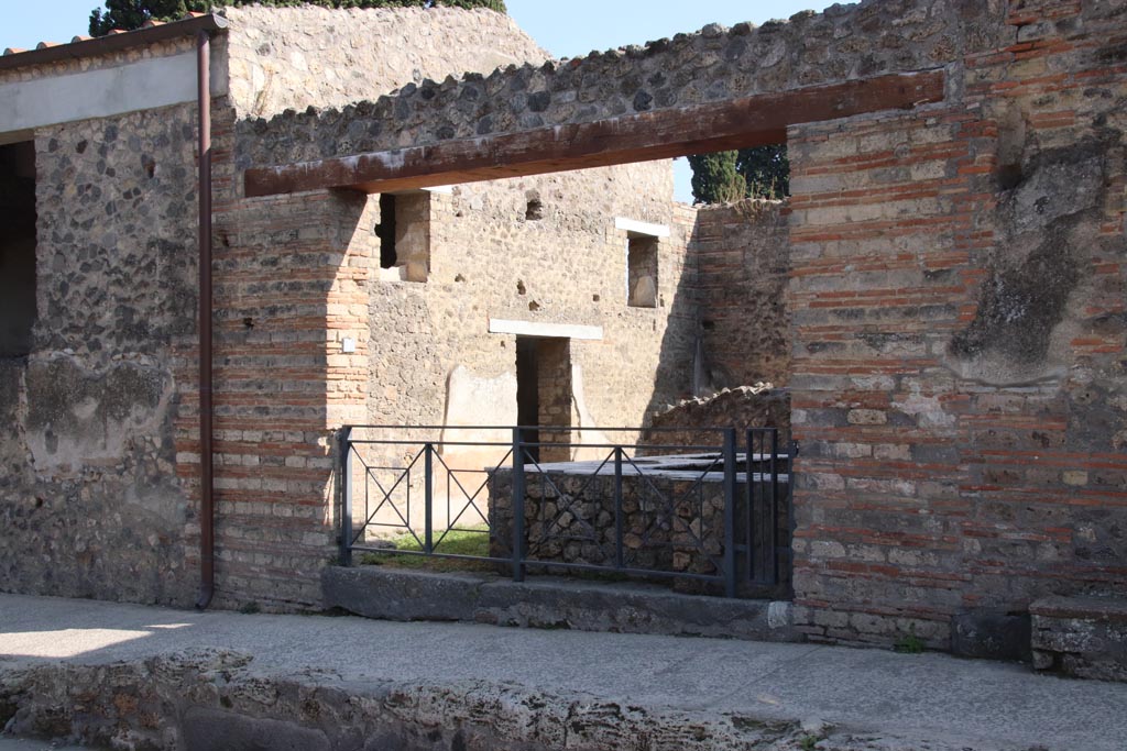 II.4.7 Pompeii. October 2023.
Looking towards entrance doorway on south side of Via dell’Abbondanza. Photo courtesy of Klaus Heese.