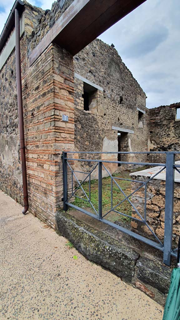 II.4.7 Pompeii. July 2021.
Looking south-east across bar-room from entrance on Via dell’Abbondanza.
Foto Annette Haug, ERC Grant 681269 DÉCOR.