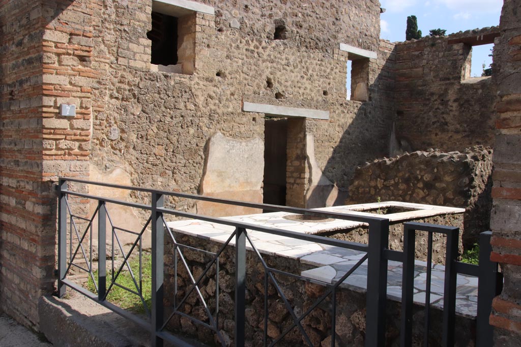 II.4.7 Pompeii. October 2022.
Looking south-east across bar-room from entrance on Via dell’Abbondanza. Photo courtesy of Klaus Heese