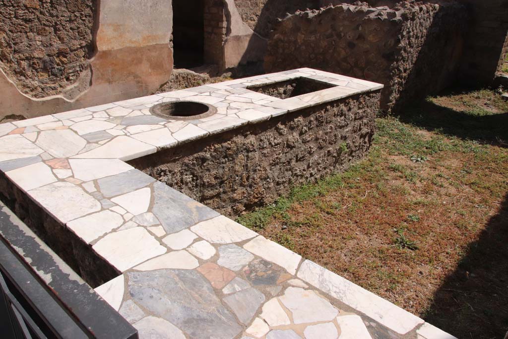 II.4.7 Pompeii. September 2019. Looking east across food counter/podium.
Photo courtesy of Klaus Heese.