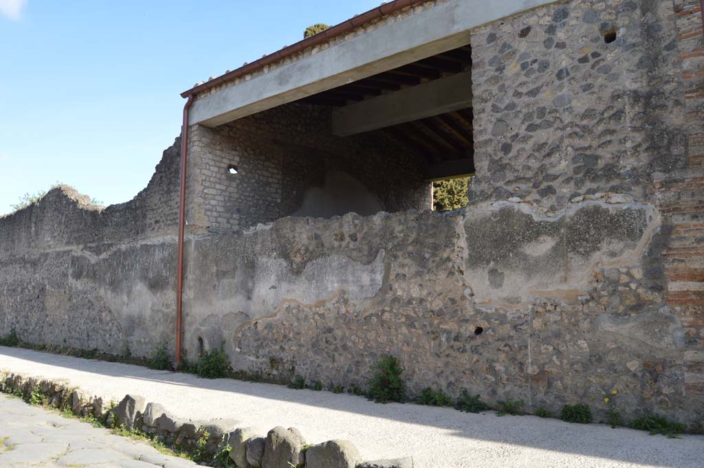 II.4.7 Pompeii. March 2019. Looking east along Via dell’Abbondanza, front façade on east side of entrance doorway.
Foto Taylor Lauritsen, ERC Grant 681269 DÉCOR.