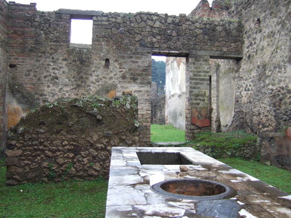 II.4.7 Pompeii. December 2005. Looking south across counter.