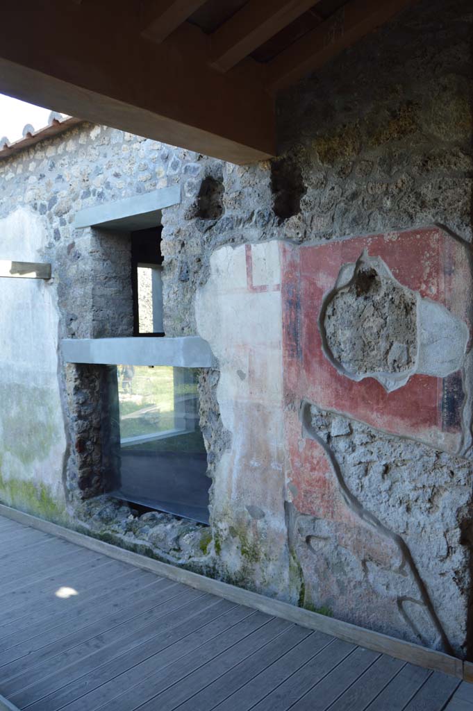 II.4.10 Pompeii. March 2019.
Looking east towards exterior façade with window into biclinium, from near steps leading down into atrium from west portico.
Foto Taylor Lauritsen, ERC Grant 681269 DÉCOR.