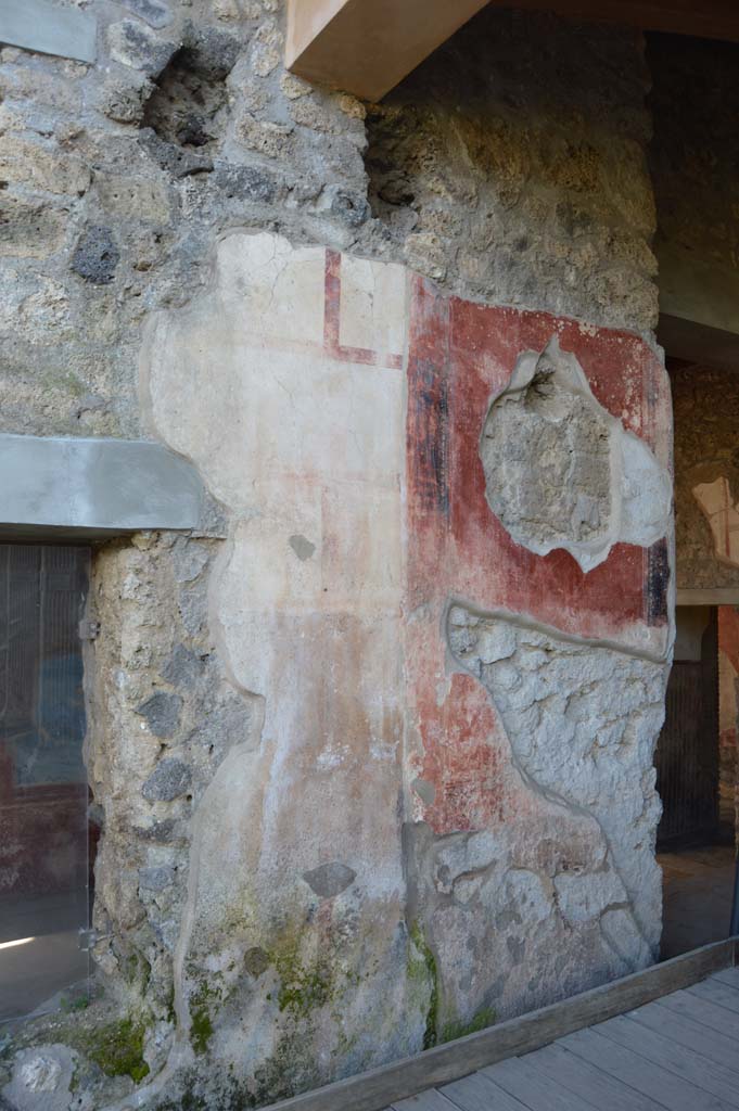 II.4.10 Pompeii. March 2019. Detail from west end of exterior wall, with steps to atrium, on right.
Foto Taylor Lauritsen, ERC Grant 681269 DÉCOR.