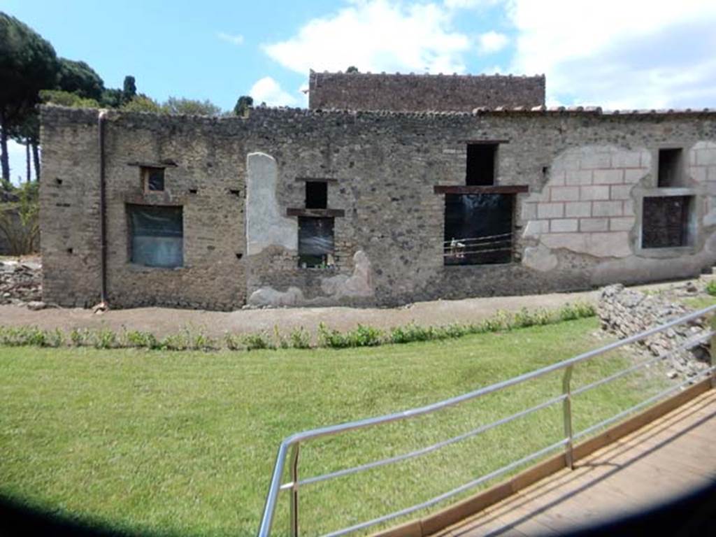 II.4.10 Pompeii. May 2016.
Looking west from the garden area, towards exterior façade with windows. Photo courtesy of Buzz Ferebee.
