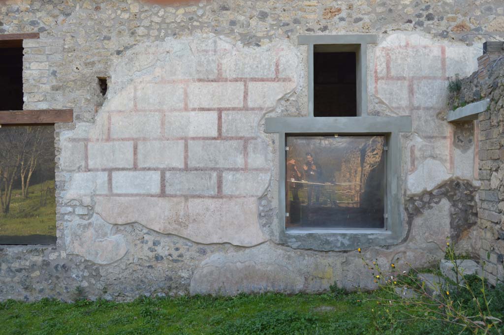 II.4.10 Pompeii. March 2019. Looking west towards exterior façade with window into biclinium.
Foto Taylor Lauritsen, ERC Grant 681269 DÉCOR.