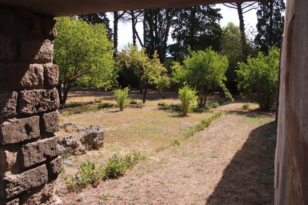 II.4.10/6 Pompeii. September 2019. Looking south into garden area from doorway on west side of house, on right.
Photo courtesy of Klaus Heese.