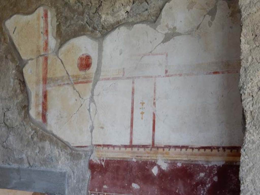 II.4.10 Pompeii. May 2016. Detail of painted decoration on upper west wall at side of steps from west portico. Photo courtesy of Buzz Ferebee.