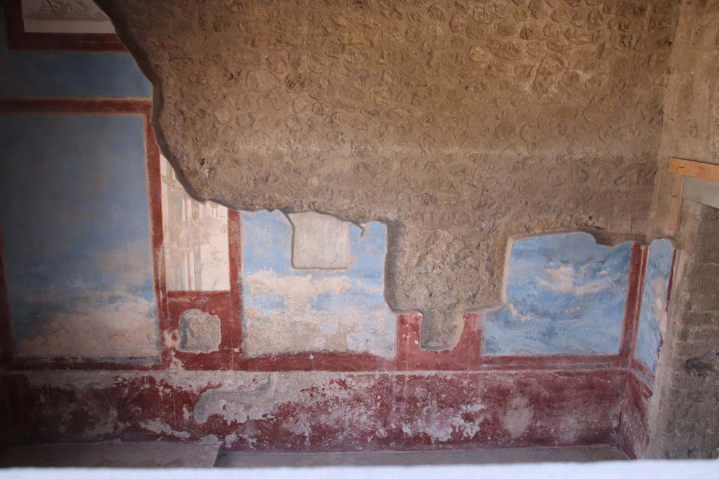 II.4.10 Pompeii. September 2019. Looking towards south wall of biclinium.
Photo courtesy of Klaus Heese.