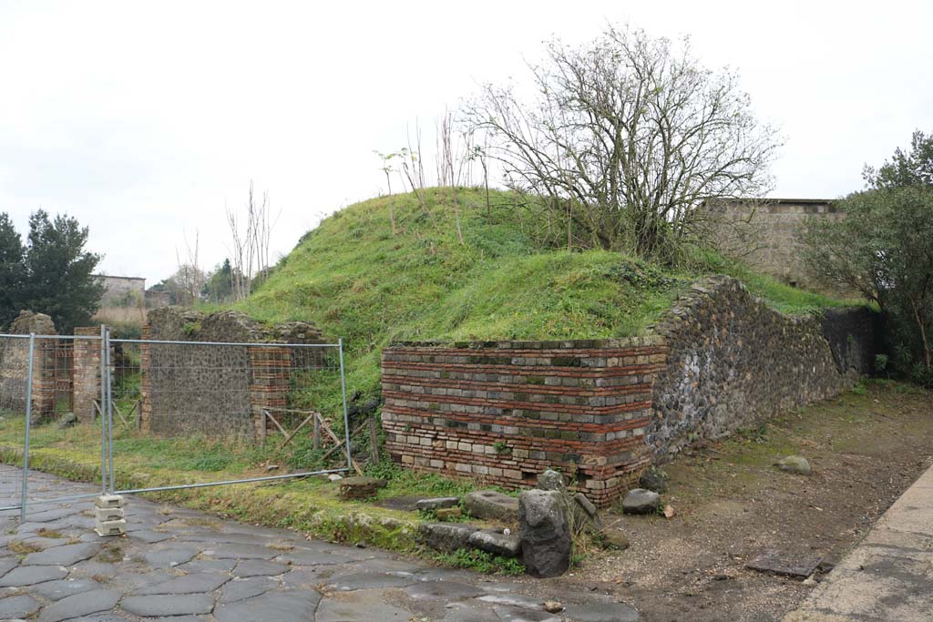 II.5.1 Pompeii, centre left. December 2018.
Looking east from junction with Vicolo del Anfiteatro, towards entrance doorway on north-west corner of insula II.5. Photo courtesy of Aude Durand.