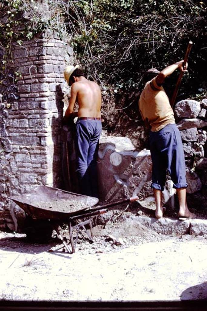 II.5 Pompeii. 1972. Entrance doorway, during excavation, exploration and consolidation. Photo by Stanley A. Jashemski.
Source: The Wilhelmina and Stanley A. Jashemski archive in the University of Maryland Library, Special Collections (See collection page) and made available under the Creative Commons Attribution-Non Commercial License v.4. See Licence and use details. J72f0532