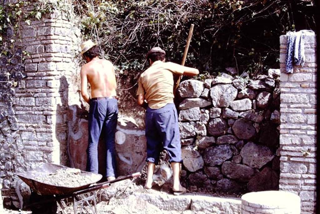 II.5 Pompeii. 1972. Entrance doorway, during excavation, exploration and consolidation. Photo by Stanley A. Jashemski.
Source: The Wilhelmina and Stanley A. Jashemski archive in the University of Maryland Library, Special Collections (See collection page) and made available under the Creative Commons Attribution-Non Commercial License v.4. See Licence and use details. J72f0533