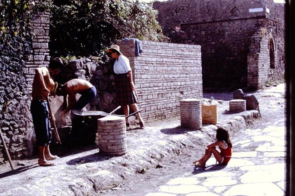 II.5.1 Pompeii. 1972. Wilhelmina supervising the work, watched by a young future worker. Photo by Stanley A. Jashemski.
Source: The Wilhelmina and Stanley A. Jashemski archive in the University of Maryland Library, Special Collections (See collection page) and made available under the Creative Commons Attribution-Non Commercial License v.4. See Licence and use details. J72f0539