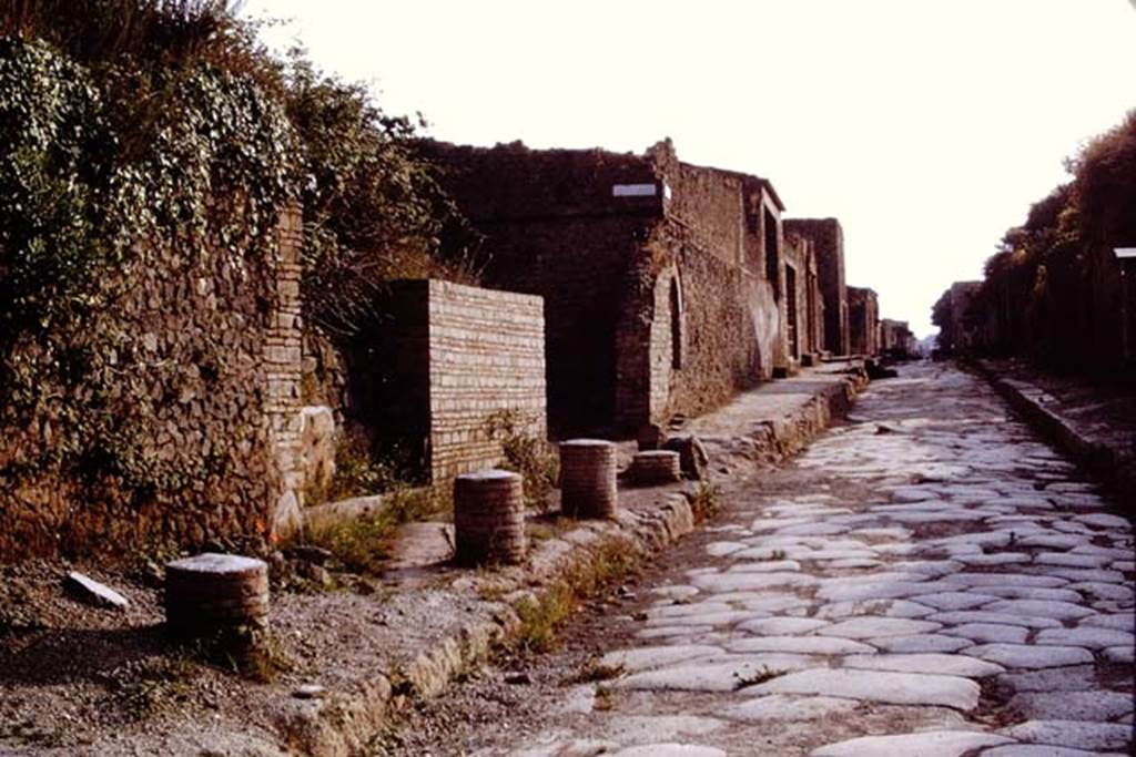 II.5.1 Pompeii. 1972. Looking west to 4 columns in footpath that probably supported a balcony overhanging Via dell’ Abbondanza. Photo by Stanley A. Jashemski.
Source: The Wilhelmina and Stanley A. Jashemski archive in the University of Maryland Library, Special Collections (See collection page) and made available under the Creative Commons Attribution-Non Commercial License v.4. See Licence and use details. J72f0080