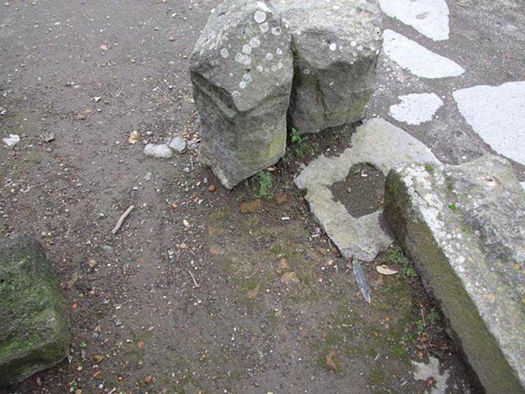II.5.1, Pompeii. December 2006.
Via dell’ Abbondanza, west end of II.5, site of brick remains of one of 4 columns that probably supported a balcony.