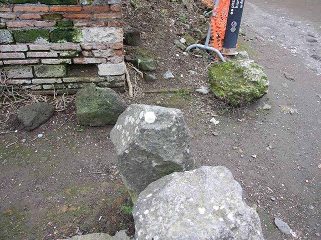 II.5.1 Pompeii. December 2006. Looking south from Via dell’Abbondanza, at west end of II.5.
The area to the right of the brick wall, where the modern sign post is now, was the site of pilaster of the gate that closed the Vicolo between II.5 and II.4 on the Via dell’ Abbondanza. This was not restored after the bomb damage of 1943.