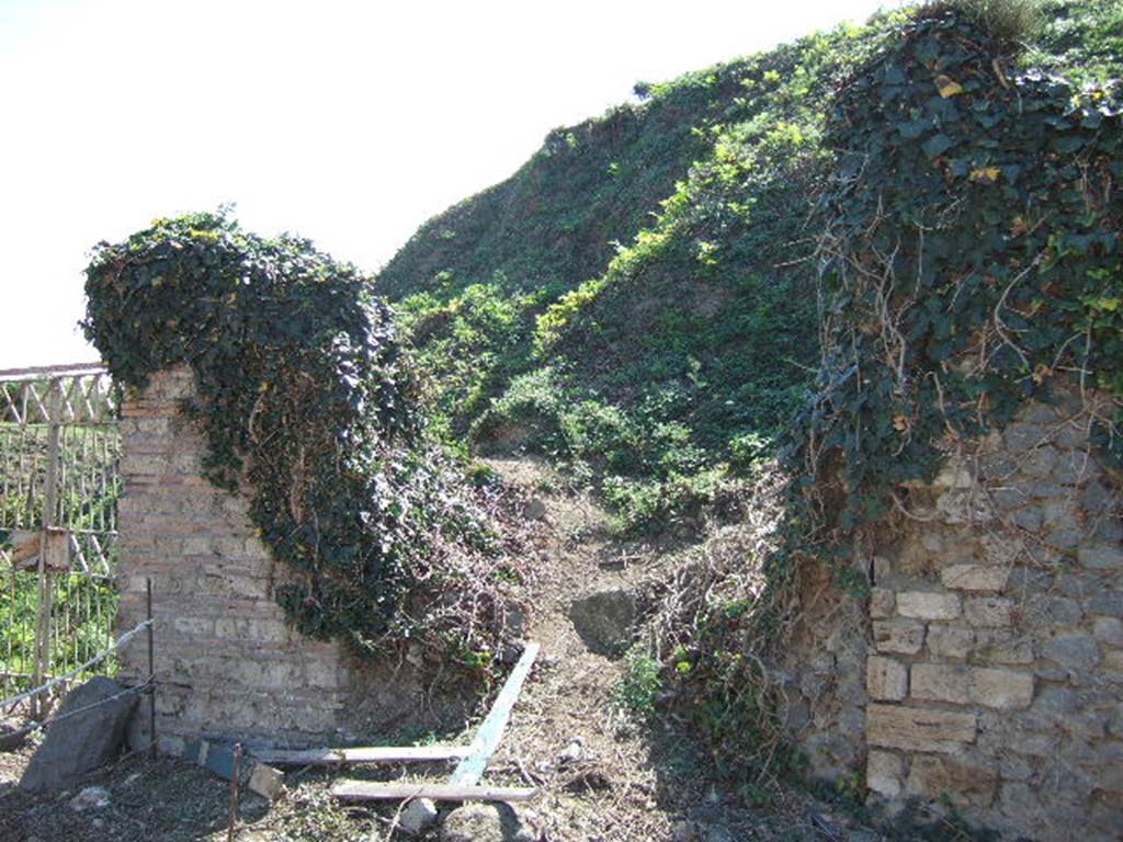 II.5.2 Pompeii. September 2005. Entrance on Via dell’Abbondanza.